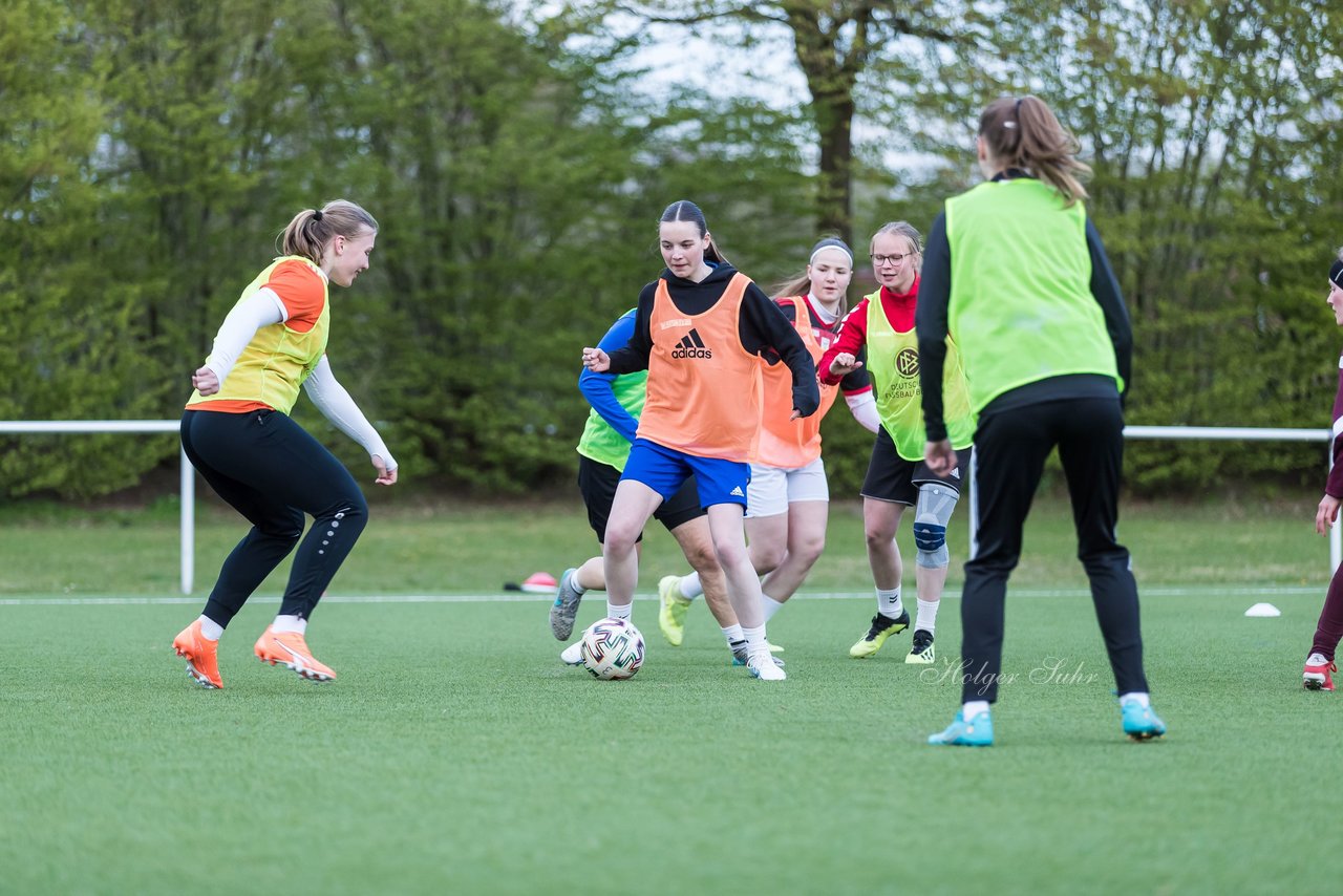 Bild 282 - Co-Trainerin der Frauen Nationalmannschaft Britta Carlson in Wahlstedt